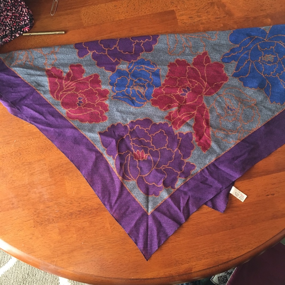 Italian polyester scarf by St. Michael’s - Picture 2 of 4